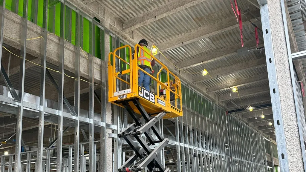 scissor lifts working